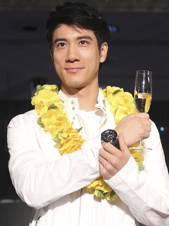 王力宏代言seiko astron gps太阳能手表