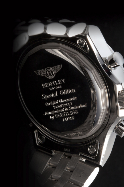 表背隽刻着展翼翱翔的"b" logo与特别版字样,彰显着这只手表的尊贵与