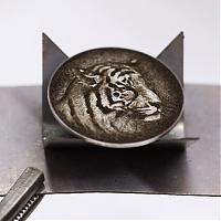 HERMÈS 漸變琺瑯刻畫出閘猛虎