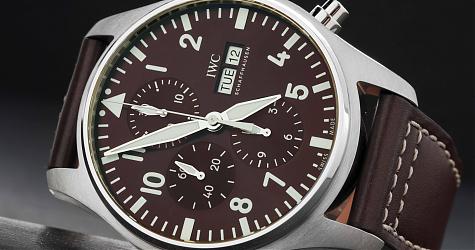 IWC飛行員系列搭計時功能剛好 咖啡色面盤表示它是特別版