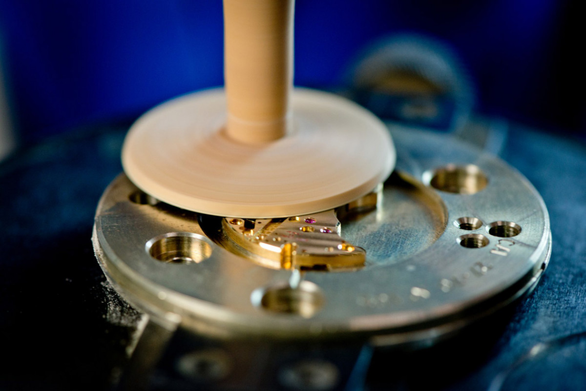 每一枚百达翡丽机芯会经过哪些细部修饰？