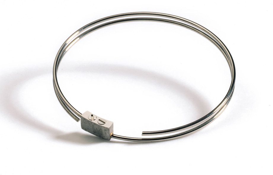 问表音簧通常装在机芯哪边？