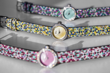 La Mini D de Dior换上马赛克编织表带再创经典