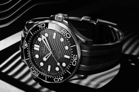 不鏽鋼錶殼有點普通 歐米茄海馬潛水300米黑陶瓷殼值得入手的關鍵理由