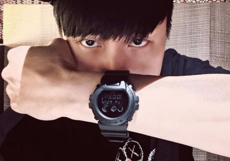 JJ林俊傑大方自拍一款全黑G SHOCK  似乎想透露什麼訊息？