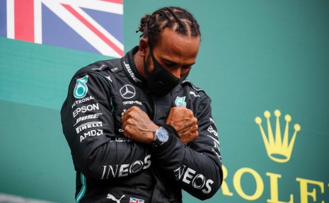 Lewis Hamilton F1獲勝“瓦干達手勢”致敬黑豹男星，順勢露了一支大錶