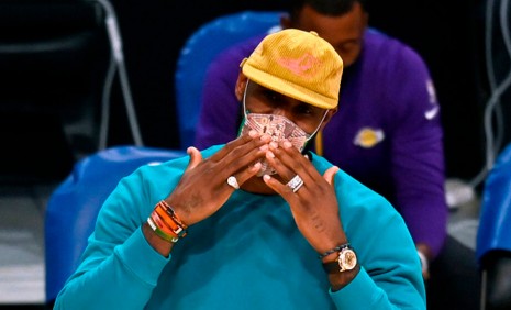 NBA湖人队巨星LeBron James戴劳力士爱表扮演场下教练