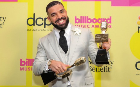 饒舌天王Drake佩戴滿天星愛錶出席美國告示牌音樂獎領獎