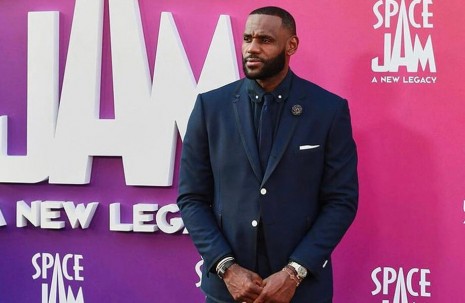 LeBron James西裝配名錶出席《怪物奇兵全新世代》全球首映