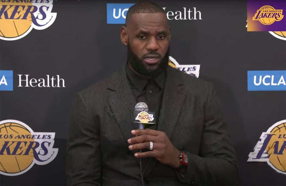 NBA開幕戰小皇帝LeBron James受訪不戴AP勞力士 秀出紅色手錶引發關注
