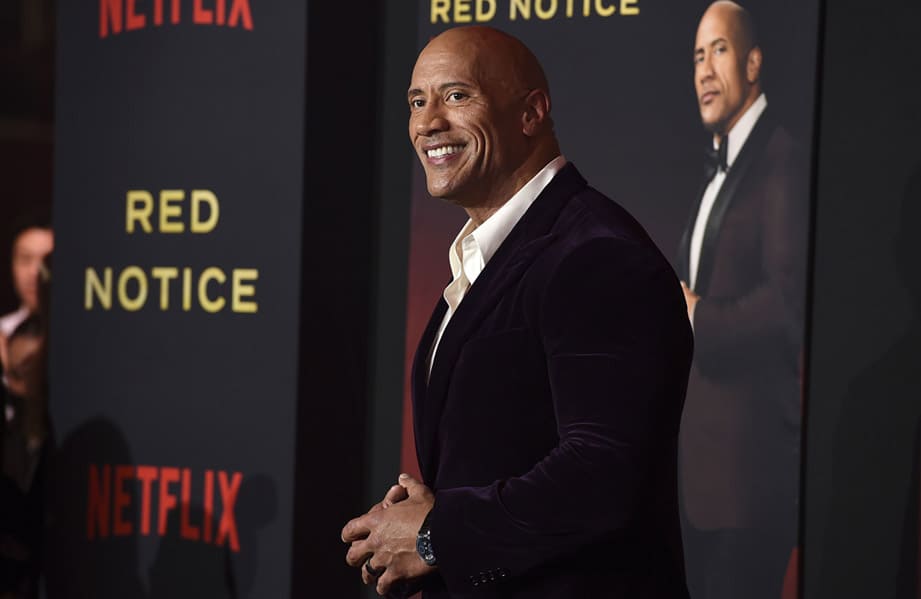 巨石强森出席Netflix年度大片《红色通缉令》首映手上竟戴了一款斯文正装表