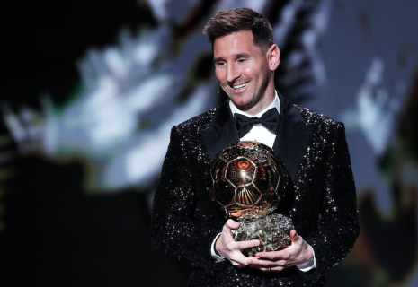 超級球星梅西Lionel Messi第七度榮獲金球獎  收到一支“黃金足球陀飛輪”大錶