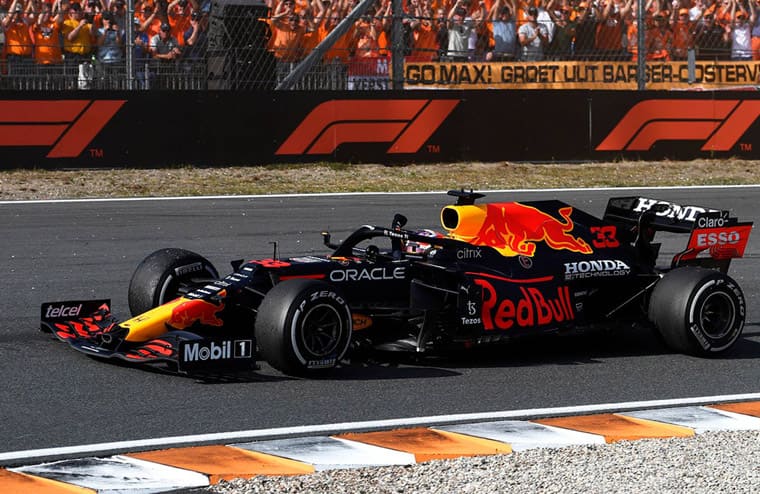 紅牛車隊少主max Verstappen勇奪首座f1世界冠軍獎盃秀出一路相伴的幸運錶 世界腕錶world Wrist Watch 紅牛車隊少主max Verstappen勇奪首座f1世界冠軍獎盃秀出一路相伴的幸運錶 世界腕錶world Wrist Watch