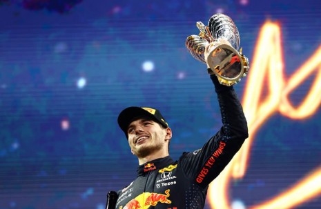 紅牛車隊少主Max Verstappen勇奪首座F1世界冠軍獎盃  秀出一路相伴的幸運錶