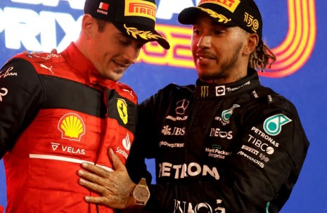 F1賓士一哥Lewis Hamilton再創紀錄  戴他最愛的萬年曆錶上台領獎