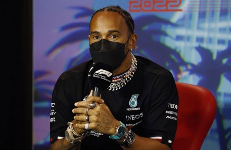 F1禁止配戴珠寶手錶比賽  車神Hamilton記者會一次戴三支錶表示抗議