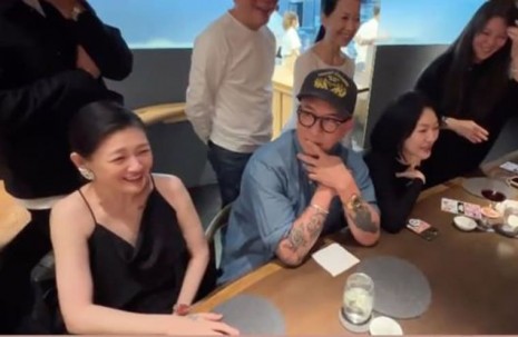 具俊曄、大S夫婦難得和周杰倫、JJ大咖吃飯看魔術  手上夯錶自然露出