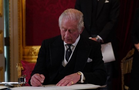新任英國國王查爾斯三世最愛手錶是它  簽署即位宣言也戴著去