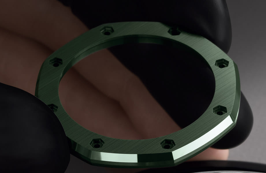 皇家橡樹概念飛行陀飛輪GMT手錶第一次結合綠色陶瓷錶圈 連部分機芯零件也鍍上綠色