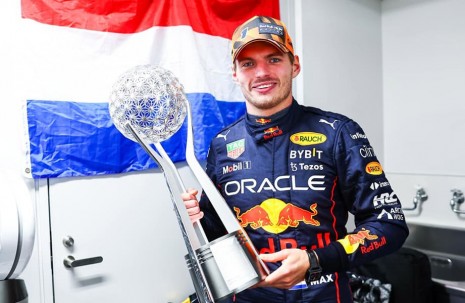 F1紅牛車隊Verstappen提前封王連霸 領獎戴一款豪雅特製冠軍錶