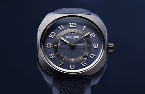 愛馬仕H08運動錶以藍色鈦金屬搭陶瓷圈展現雙色休閒風格