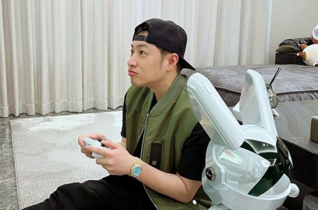 潘瑋柏曬XBOX超限量遊戲機  手上金勞意外搶鏡
