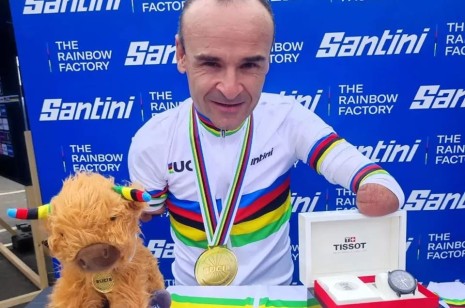世界單車大賽無臂金牌選手獲贈「瑞士名錶」超尷尬！ 幽默神解大受網友好評