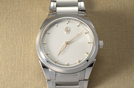 帕瑪強尼Tonda PF二針錶換上象牙米色機刻雕花面盤 突顯限量特別版身份