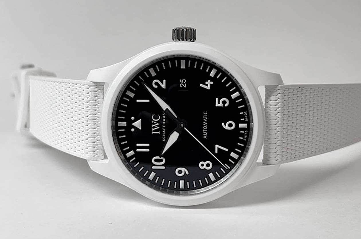 飛行錶裡的「雪地Mark XX」？IWC太浩湖自動錶告別紅色Top Gun字體展露極致黑白儀器感