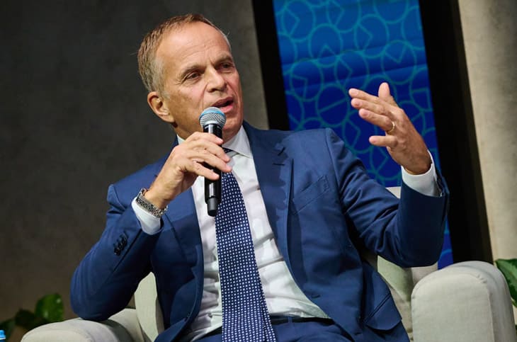 勞力士的長線佈局：零售策略、AI製錶與總裁手上的鉑金Land-Dweller