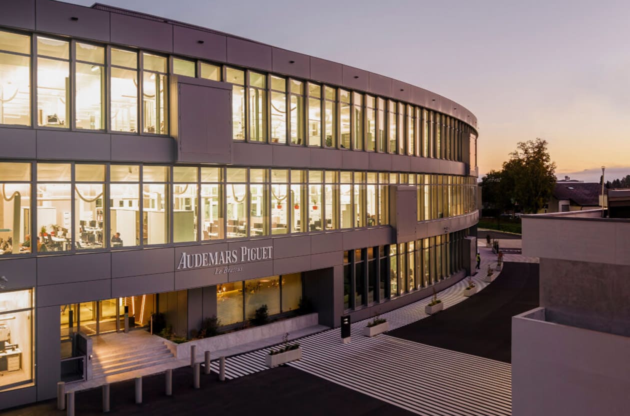 汝拉山谷的科技巨獸！愛彼AP全新L'Arc工坊開箱：66台機器人與製錶師並肩作戰的新模式