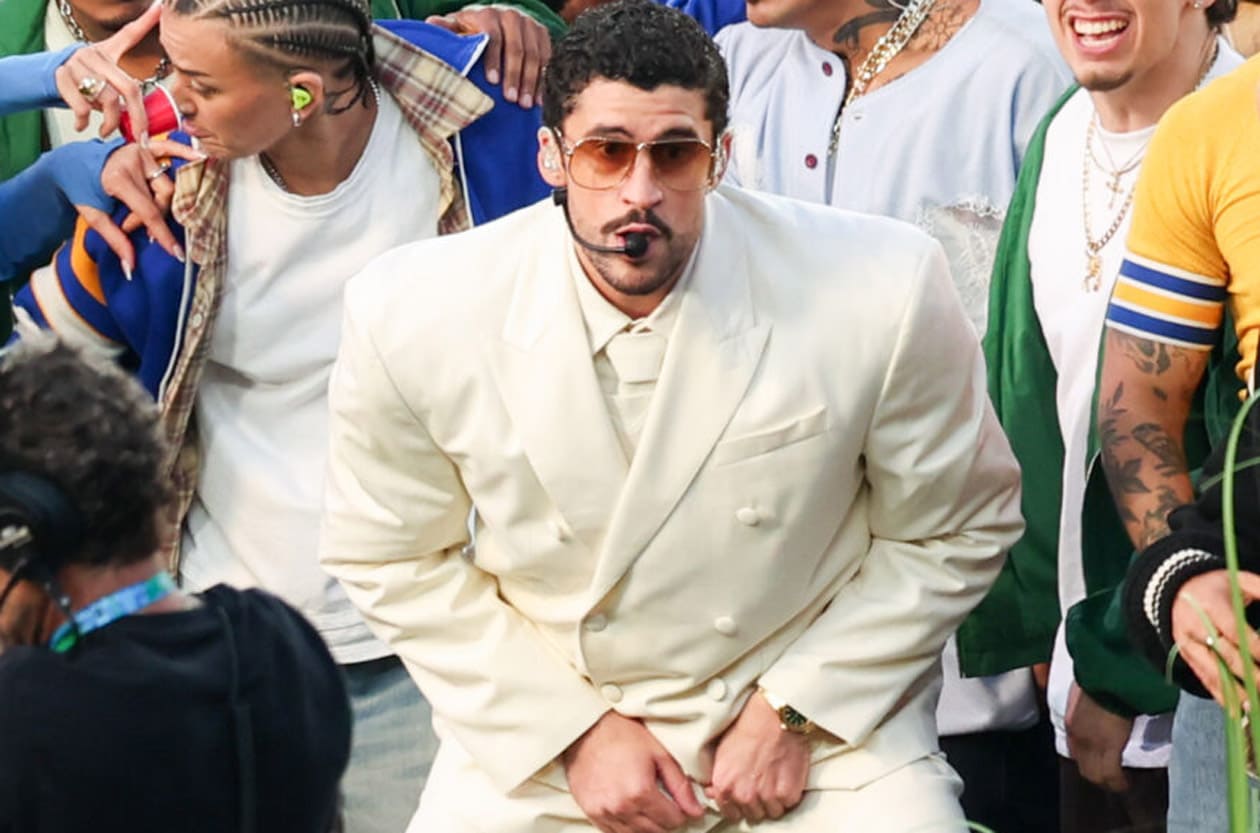 剛拿葛萊美又征服超級盃，壞痞兔全西語開唱太狂，手腕上這只「愛彼孔雀石」成最大亮點