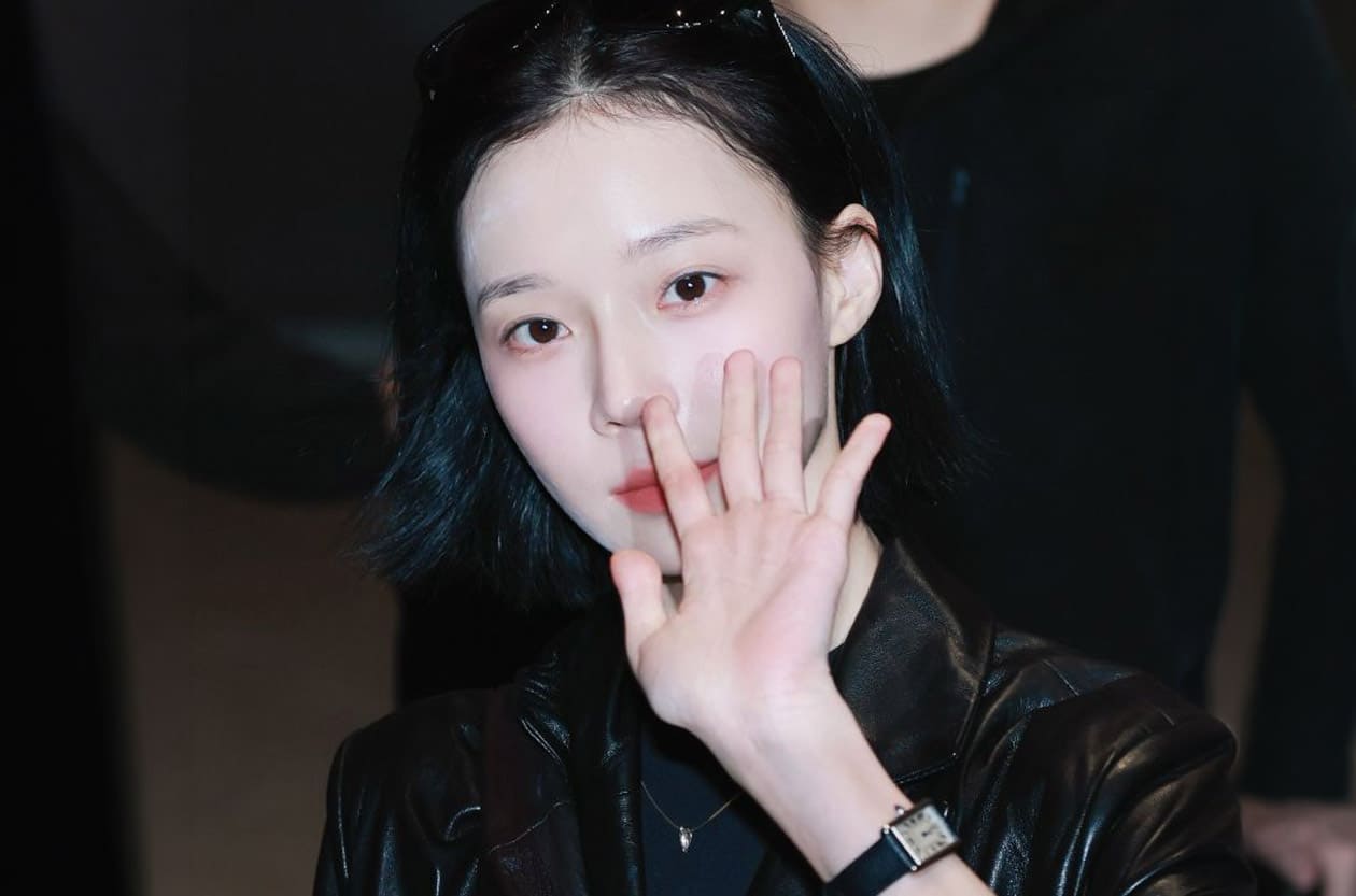 不只和BTS柾國傳緋聞！aespa Winter升格AHC代言人，機場私服曬卡地亞經典錶