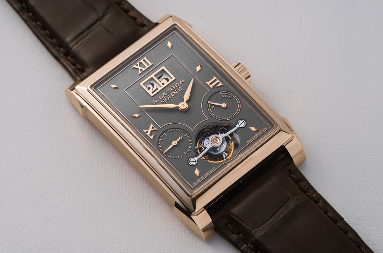 連面盤都是實心蜂蜜金 朗格首創停秒陀飛輪Cabaret Tourbillon，換上專利合金奢華升級