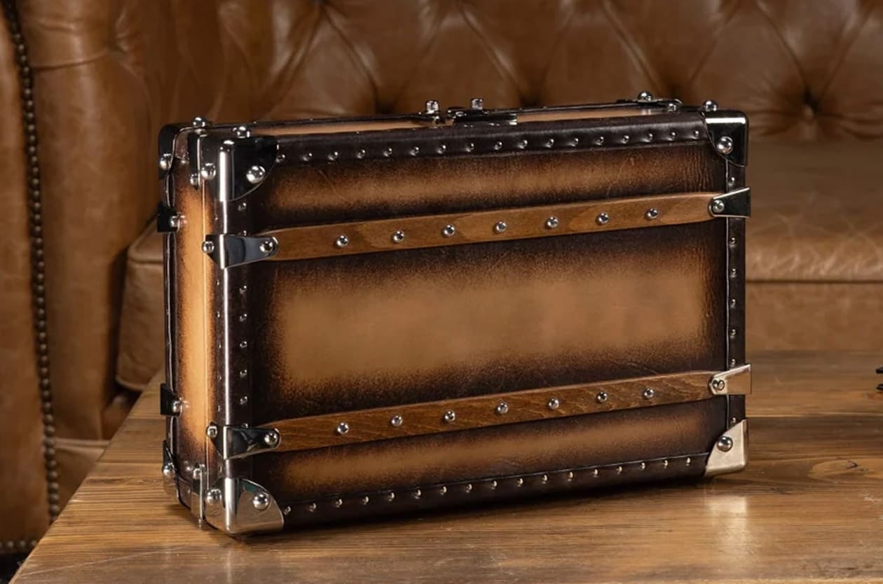 宛如古董行李箱的精緻工藝 Bosphorus Leather Petra高級皮革錶盒，用老派靈魂輝映時計光芒